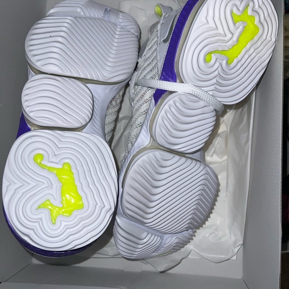 Lebrons main image 5